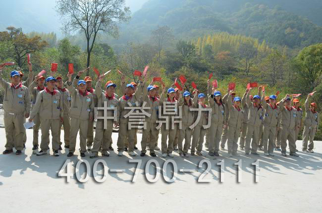 鼎力員工頒發(fā)畢業(yè)證書