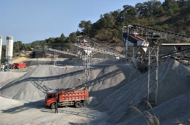公路石料裝車現(xiàn)場(chǎng)