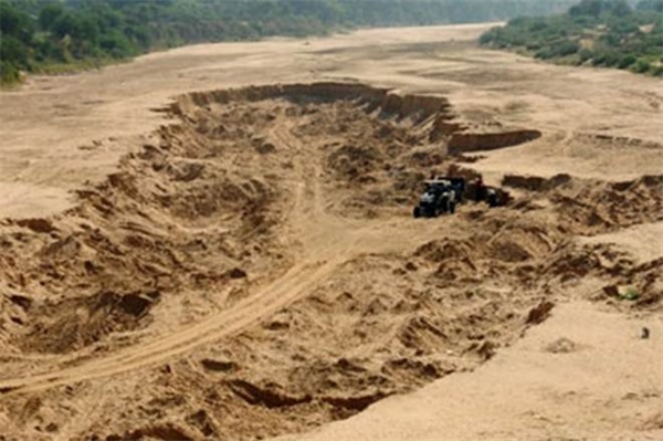 河砂開(kāi)采現(xiàn)場(chǎng)
