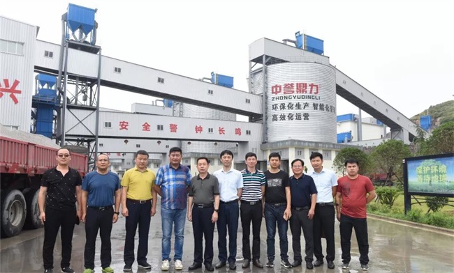 考察團(tuán)在衛(wèi)輝資源廠區(qū)合影