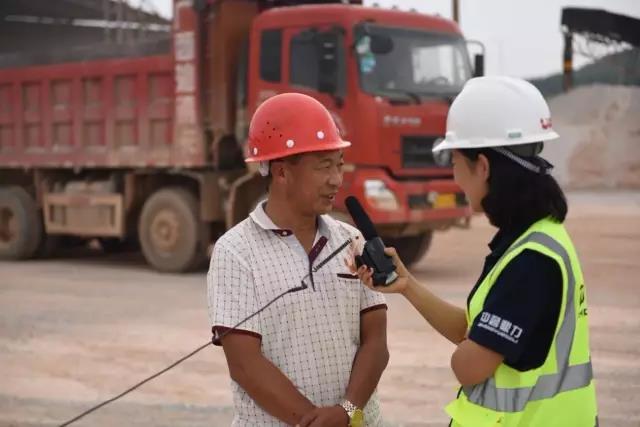 售后服務(wù)團(tuán)隊對老虎嶺采石場負(fù)責(zé)人翁總進(jìn)行采訪