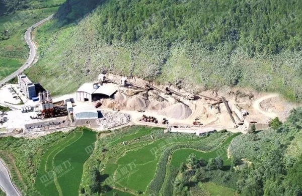 青山環(huán)繞的砂石生產(chǎn)線(xiàn)