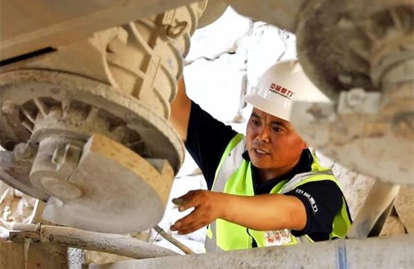 技術(shù)人員檢修設(shè)備現(xiàn)場(chǎng)