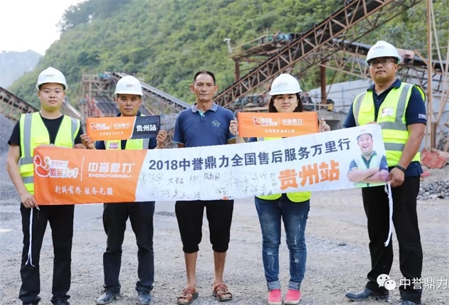 服務(wù)團(tuán)隊(duì)與負(fù)責(zé)人合影