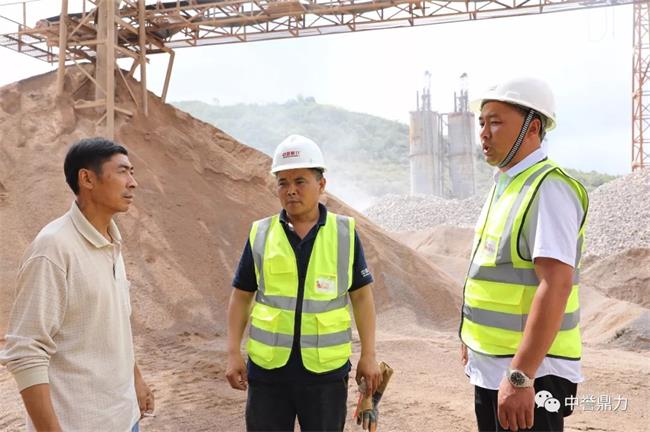 服務(wù)團(tuán)隊實地了解情況