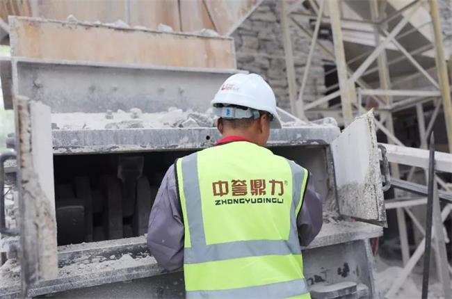 隨行工程師檢查設(shè)備運(yùn)行