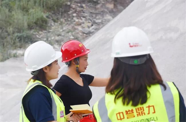 生產(chǎn)線現(xiàn)場(chǎng)與陳總交流