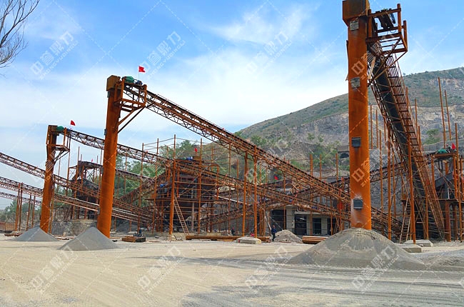 分區(qū)堆放的砂石骨料成品