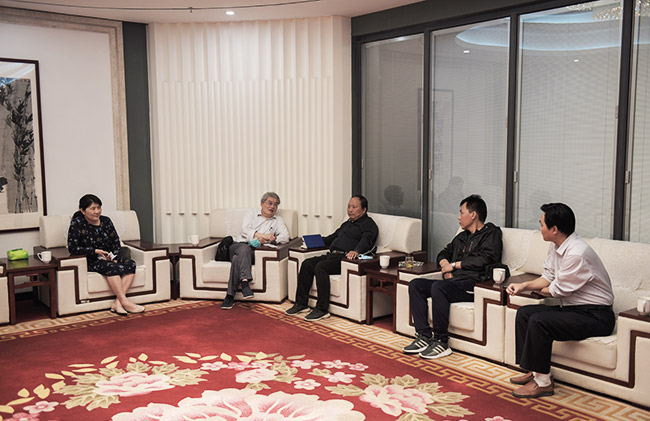 新鄉(xiāng)市工信局及新鄉(xiāng)職業(yè)技術學院導蒞臨中譽鼎力交流校企合作