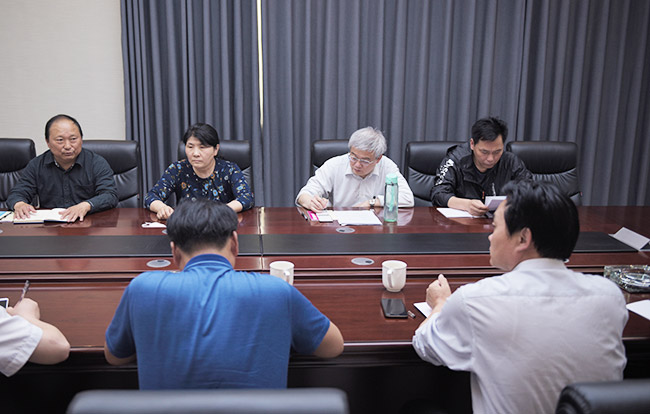 新鄉(xiāng)市工信局及新鄉(xiāng)職業(yè)技術學院導蒞臨中譽鼎力交流校企合作