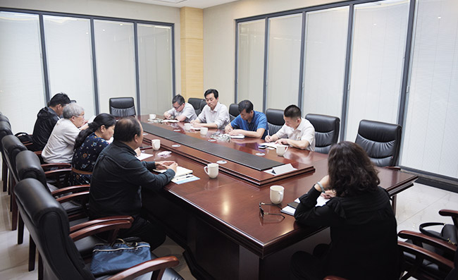 新鄉(xiāng)市工信局及新鄉(xiāng)職業(yè)技術學院導蒞臨中譽鼎力交流校企合作