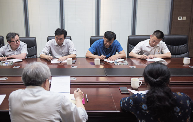 新鄉(xiāng)市工信局及新鄉(xiāng)職業(yè)技術學院導蒞臨中譽鼎力交流校企合作