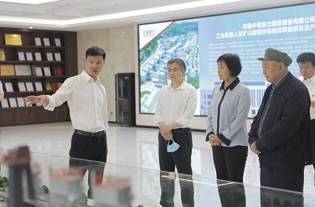 河南省人才工作任務(wù)督查調(diào)研組參觀中譽鼎力五位一體循環(huán)建材產(chǎn)業(yè)園沙盤