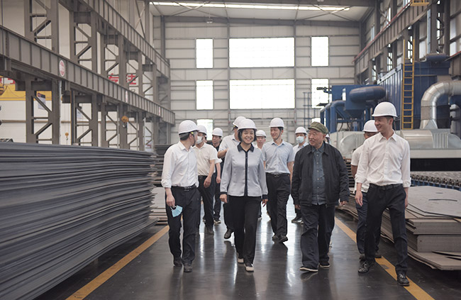 河南省人才工作任務(wù)督查調(diào)研組參觀中譽鼎力智能化一體生產(chǎn)車間